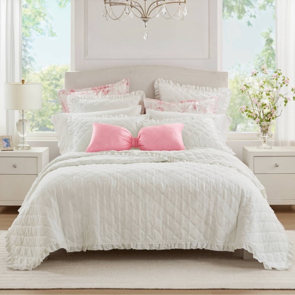 Armoire Collection Twin/ Twin Extra Long  Ruffle Quilt White